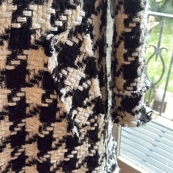 Alice and Olivia A/line coat in black and white lined, 2 pockets great condition - Picture 11 of 13